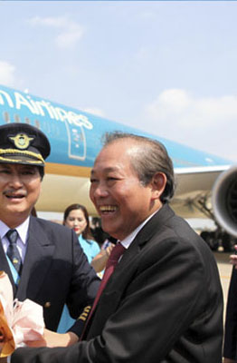 Phó thủ tướng Trương Hòa Bình chúc mừng Vietnam Airlines đón chiếc máy bay thứ 100