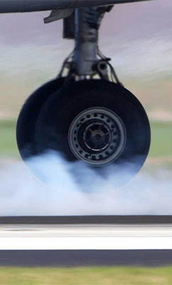 Tại sao lốp máy bay không phát nổ khi cất hoặc hạ cánh?