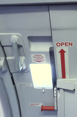 Tại sao không thể mở cửa khi máy bay đang ở giữa không trung?
