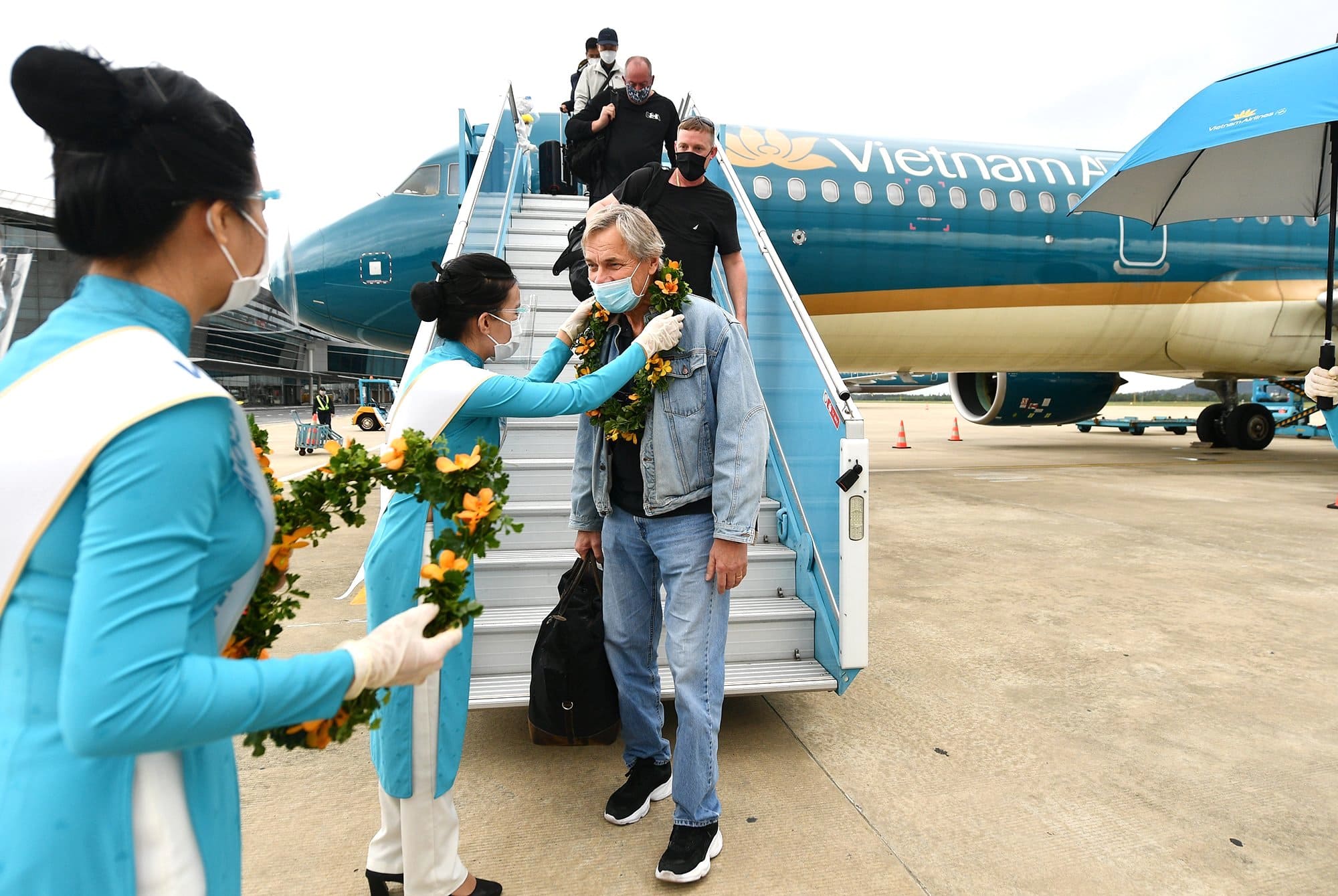 Chuyến bay đầu tiên chở du khách quốc tế đến Việt Nam trong chương trình thí điểm đón du khách quốc tế đã hạ cánh an toàn lúc 15h55 chiều nay. (Ảnh: VNA).