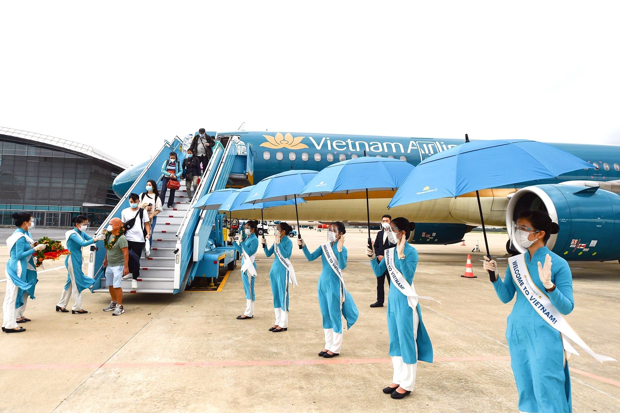 Sau khi hạ cánh, các du khách nước ngoài sẽ di chuyển đến 01 khách sạn ở Hội An (Quảng Nam). (Ảnh: VNA).
