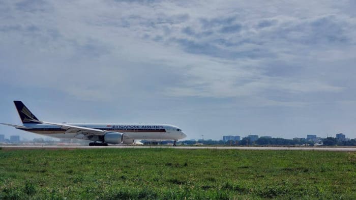 Sau khi hoàn chỉnh nâng cấp, lắp hệ thống đèn mới, đường cất hạ cánh 25R/07L ở sân bay Tân Sơn Nhất đã đón những chuyến bay đầu tiên.