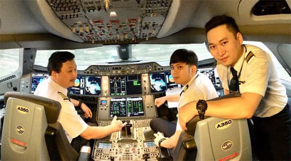 Cơ trưởng Nguyễn Nam Liên (trái) tham gia đào tạo các phi công Việt Nam