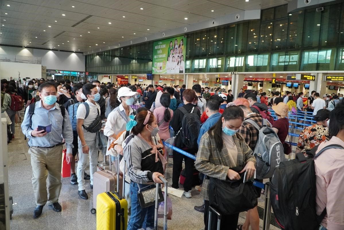 Hành khách đang xếp hàng chờ làm thủ tục ở sân bay Tân Sơn Nhất. Ảnh: Gia Minh