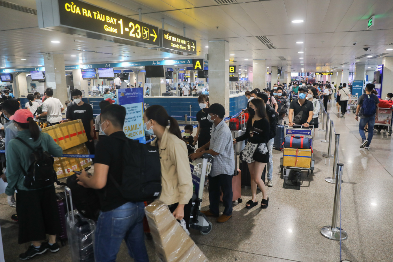 Hành khách làm thủ tục tại sân bay Tân Sơn Nhất, tháng 1/2022. Ảnh: Quỳnh Trần