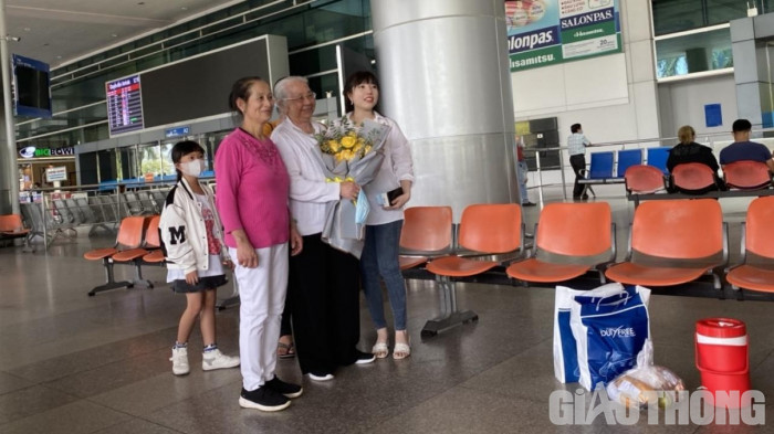Nụ cười đoàn viên của một gia đình tại ga quốc tế đến