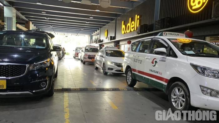 Theo dự báo của Cảng hàng không quốc tế Tân Sơn Nhất, tình trạng thiếu taxi có thể xảy ra khi lượng hành khách tăng cao ngay từ kỳ nghỉ lễ Giỗ Tổ Hùng Vương và chuẩn bị cho cao điểm du lịch mùa hè.
