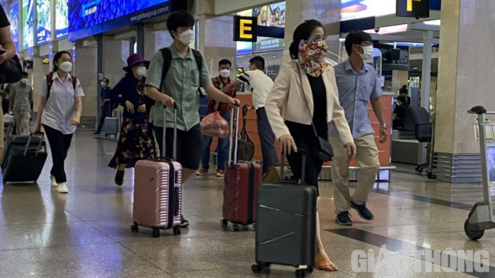Lượng hành khách tăng cao vào ngày đầu kỳ nghỉ lễ Giỗ Tổ Hùng Vương đã giúp Tân Sơn Nhất "lột xác" sau nhiều tháng hành khách tăng giảm phập phù.