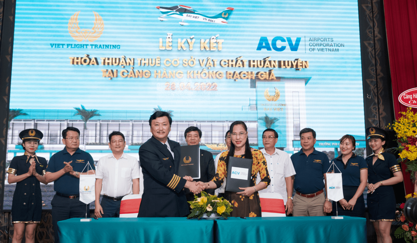 Đại diện Bay Việt và đại diện Cảng Hàng không Rạch Giá (ACV) bắt tay sau ký kết Hợp đồng thuê cơ sở vật chất. Ảnh: Bay Việt