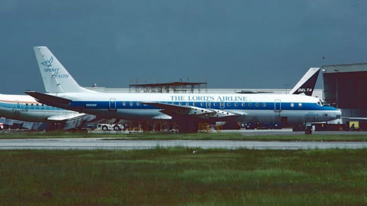 Máy bay của Lord's Airline đậu tại sân bay quốc tế Miami hồi tháng 8/1988. Ảnh: CNN