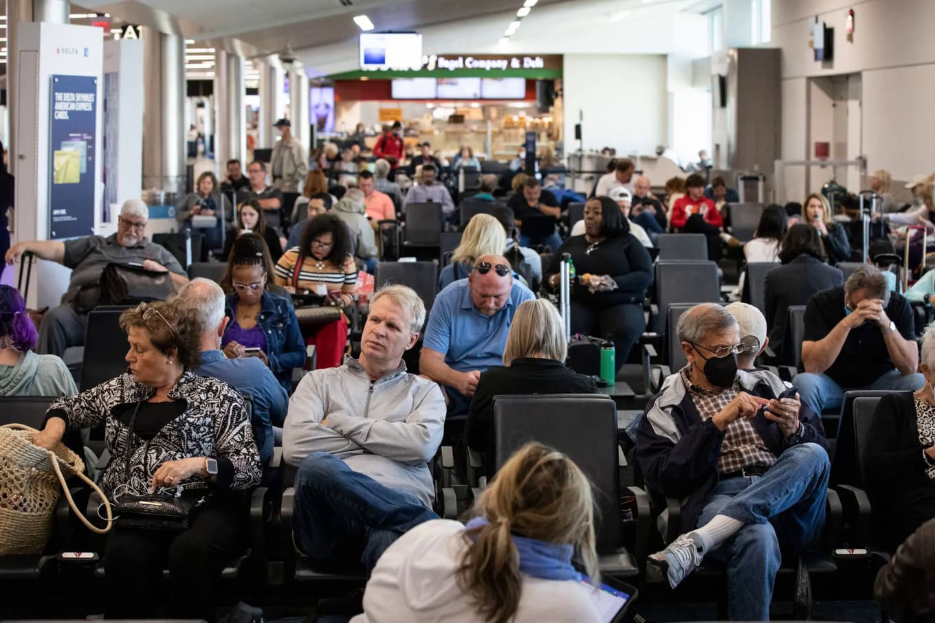 Sân bay Quốc tế Hartsfield-Jackson Atlanta hôm 19/4, một ngày sau khi tòa án liên bang tại Florida bãi bỏ yêu cầu đeo khẩu trang với việc đi lại bằng đường hàng không. Ảnh: Dustin Chambers/NY Times