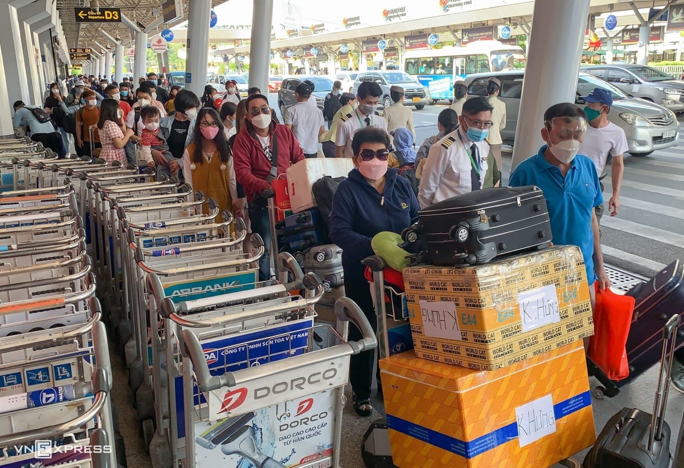 Hành khách xếp hàng đợi vào sân bay Tân Sơn Nhất vào tháng 1. Ảnh: Quỳnh Trần