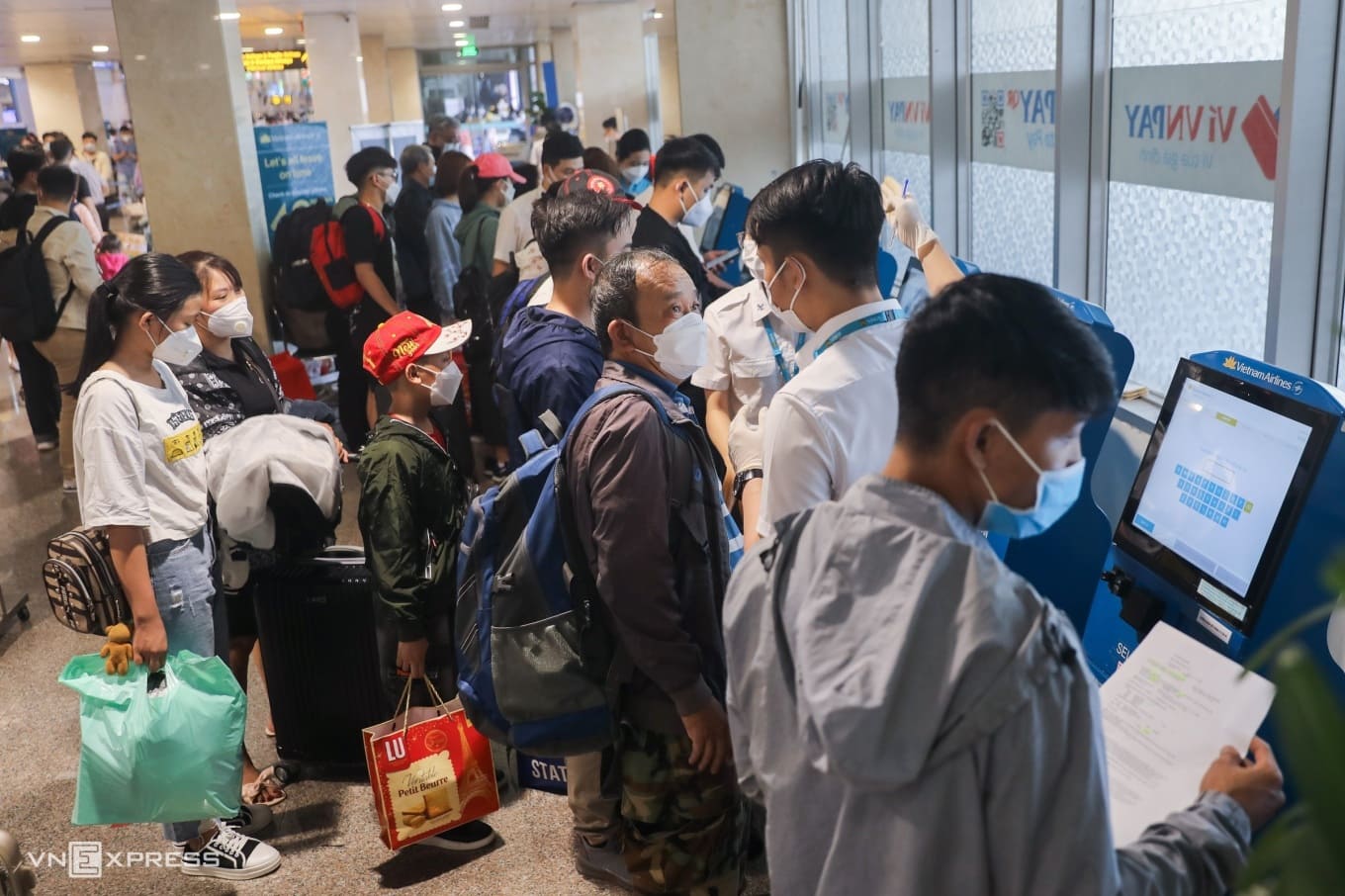 Hành khách làm thủ tục tự check-in tại sân bay Tân Sơn Nhất vào tháng 1. Ảnh: Quỳnh Trần