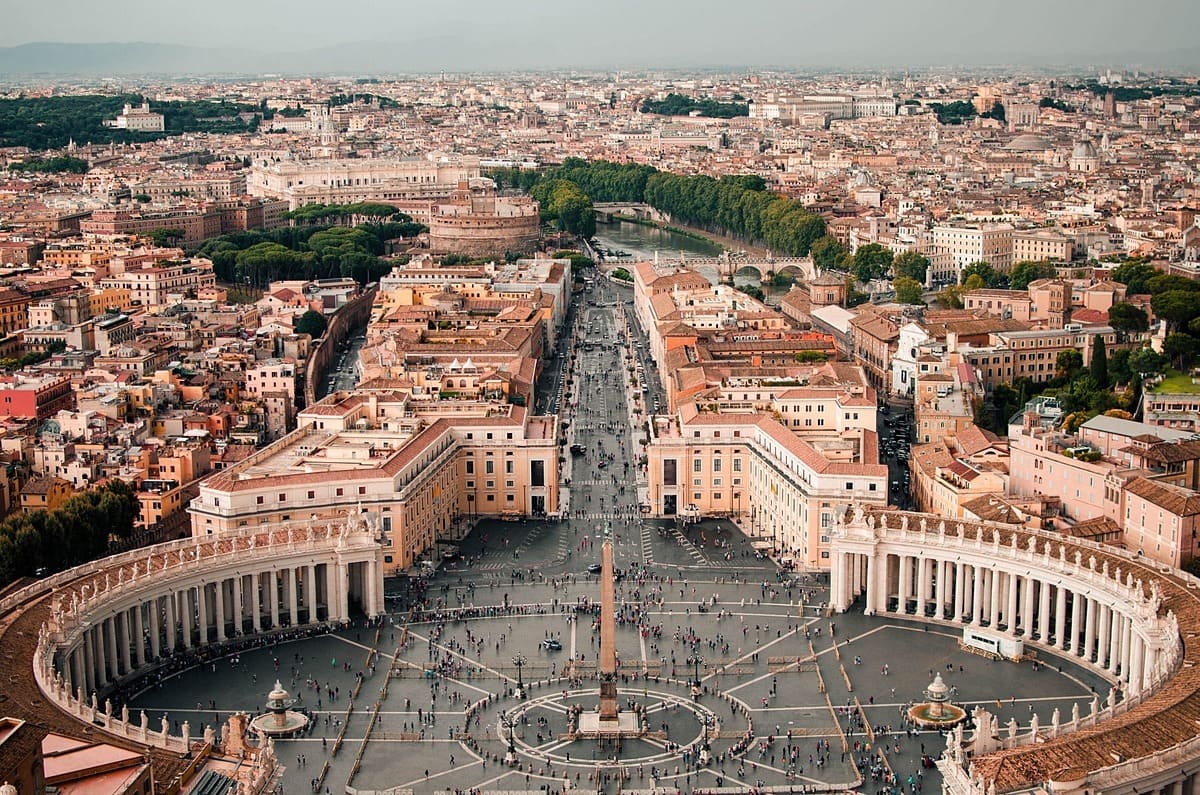 Thời gian đến thăm Vatican đẹp nhất là vào sáng sớm, hoặc sau 16h. Ảnh: Rome colosseum tickets