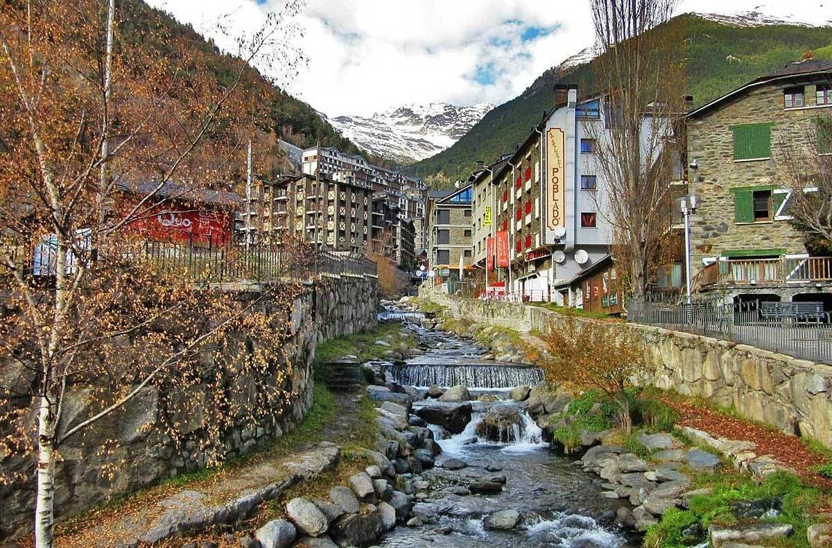Nhiều người định nghĩa về Andorra là "một trung tâm mua sắm trên núi" với rất nhiều phong cảnh đẹp. Ảnh: Great destinations radio show