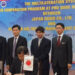 Thứ trưởng Bộ GTVT Việt Nam Lê Anh Tuấn; Ông Ozu Atsushi, đại diện Bộ Nội vụ và Truyền thông Nhật Bản và ông Okabe Daisuke, Công sứ Nhật Bản tại Việt Nam đã tham dự và chứng kiến lễ ký
