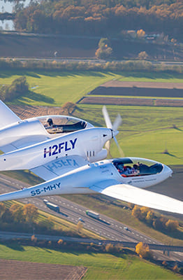 Máy bay hydro lập kỷ lục bay cao 2.203 m