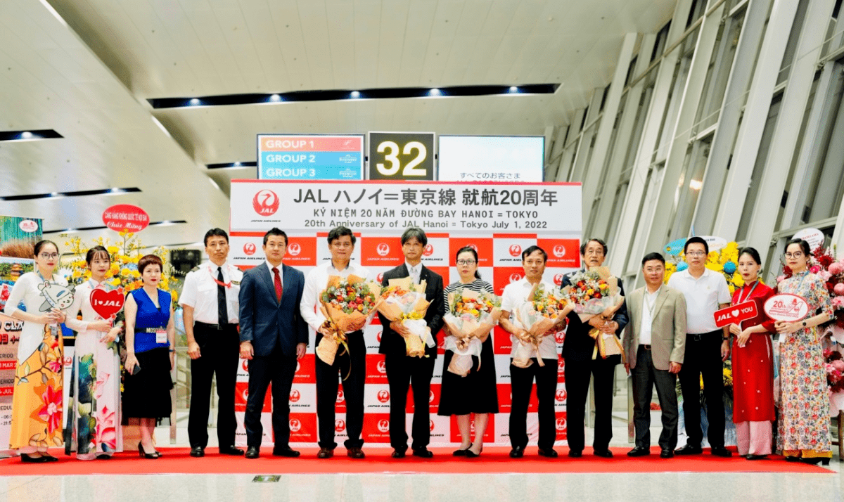 Phi công của Japan Airlines cùng quan khách chụp ảnh lưu niệm. Ảnh: Japan Airlines