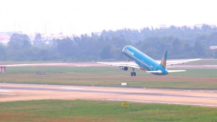 Máy bay Vietnam Airlines cất cánh trên đường băng sân bay Đà Nẵng