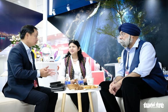 Ông Nguyễn Xuân Bình, phó giám đốc Sở Du lịch Đà Nẵng, trao đổi với đại diện nhà chức trách hàng không Ấn Độ về kế hoạch mở đường bay thẳng tới thị trường này - Ảnh: TẤN LỰC