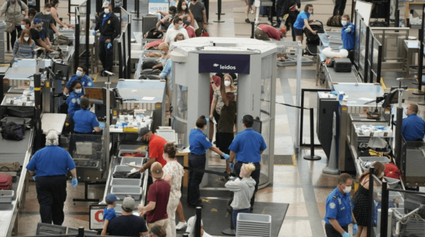 Khu vực soi chiếu an ninh tại sân bay quốc tế Denver, Mỹ. Ảnh - AP