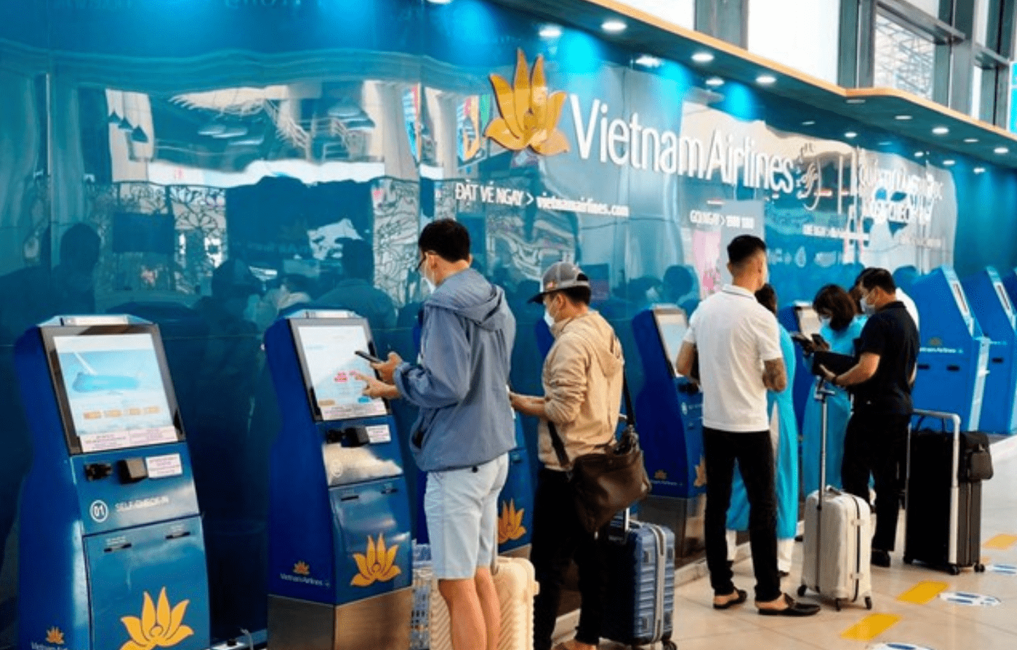 Hành khách làm dịch vụ thủ tục bay tại Ki-ốt của Vietnam Airlines bố trí ở một sân bay
