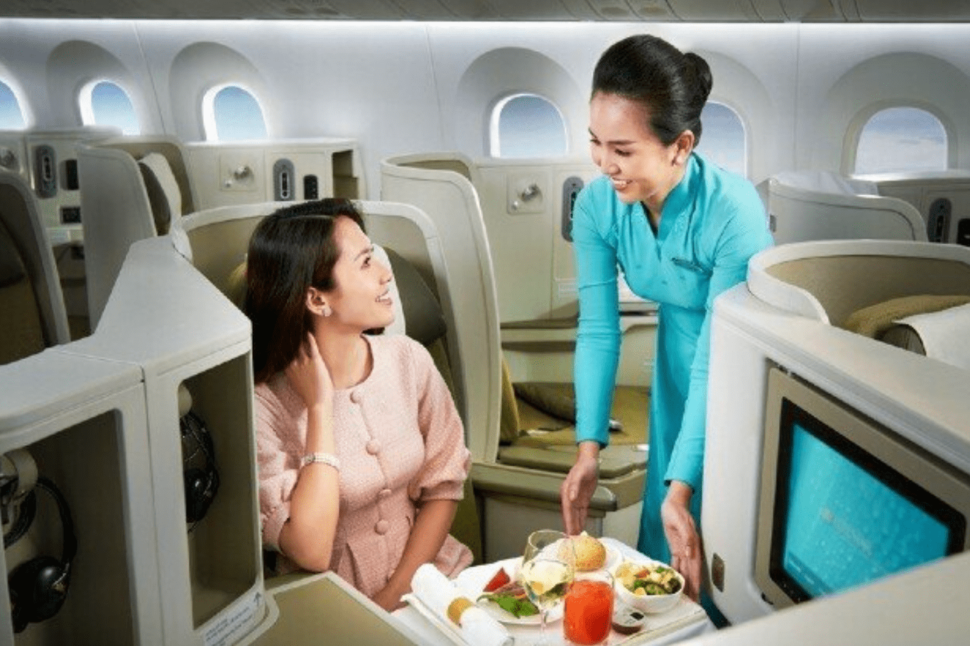 Vietnam Airlines sẽ tiếp tục triển khai nâng cấp dịch vụ từ mặt đất đến trên không để tạo ra các trải nghiệm xuất sắc cho các “thượng đế” trên đường bay vàng Hà Nội - TP.HCM