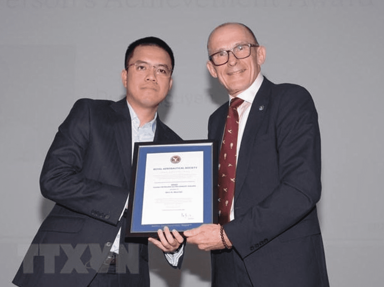 Tiến sỹ Nguyễn Huyền Đức và Chủ tịch RAeS tại Lễ trao giải thưởng ở London. (Nguồn ảnh: Tư liệu RAeS)