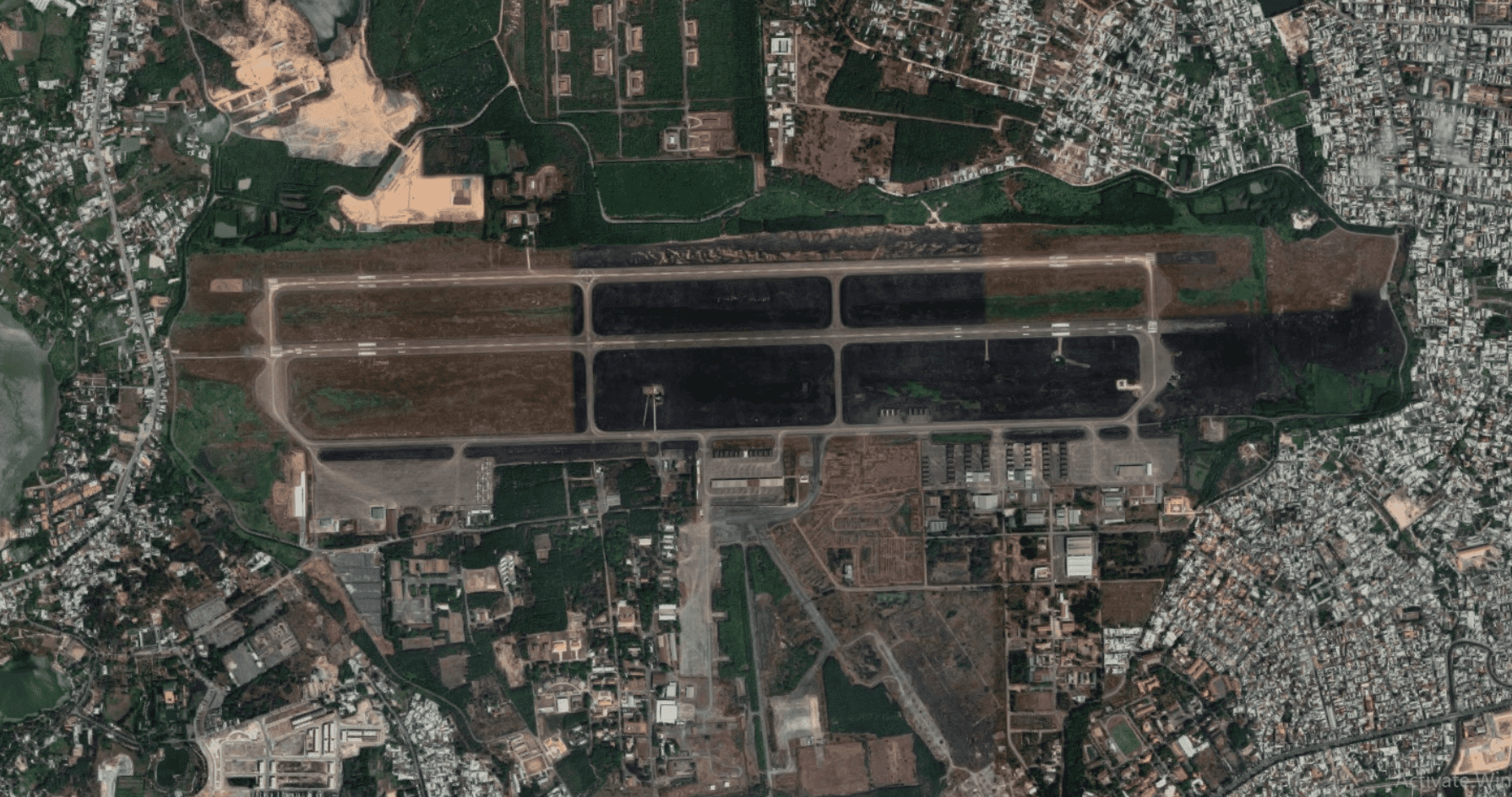 Nhà cửa mọc lên dày đặc xung quanh sân bay Biên Hòa, không còn nhiều dư địa cho các dự án bất động sản. Ảnh: Google Maps.
