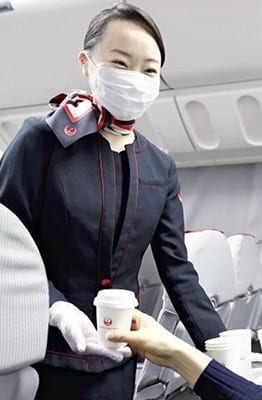 Hàng không quốc gia Nhật Bản tái chế cốc giấy trên các chuyến bay để bảo vệ môi trường