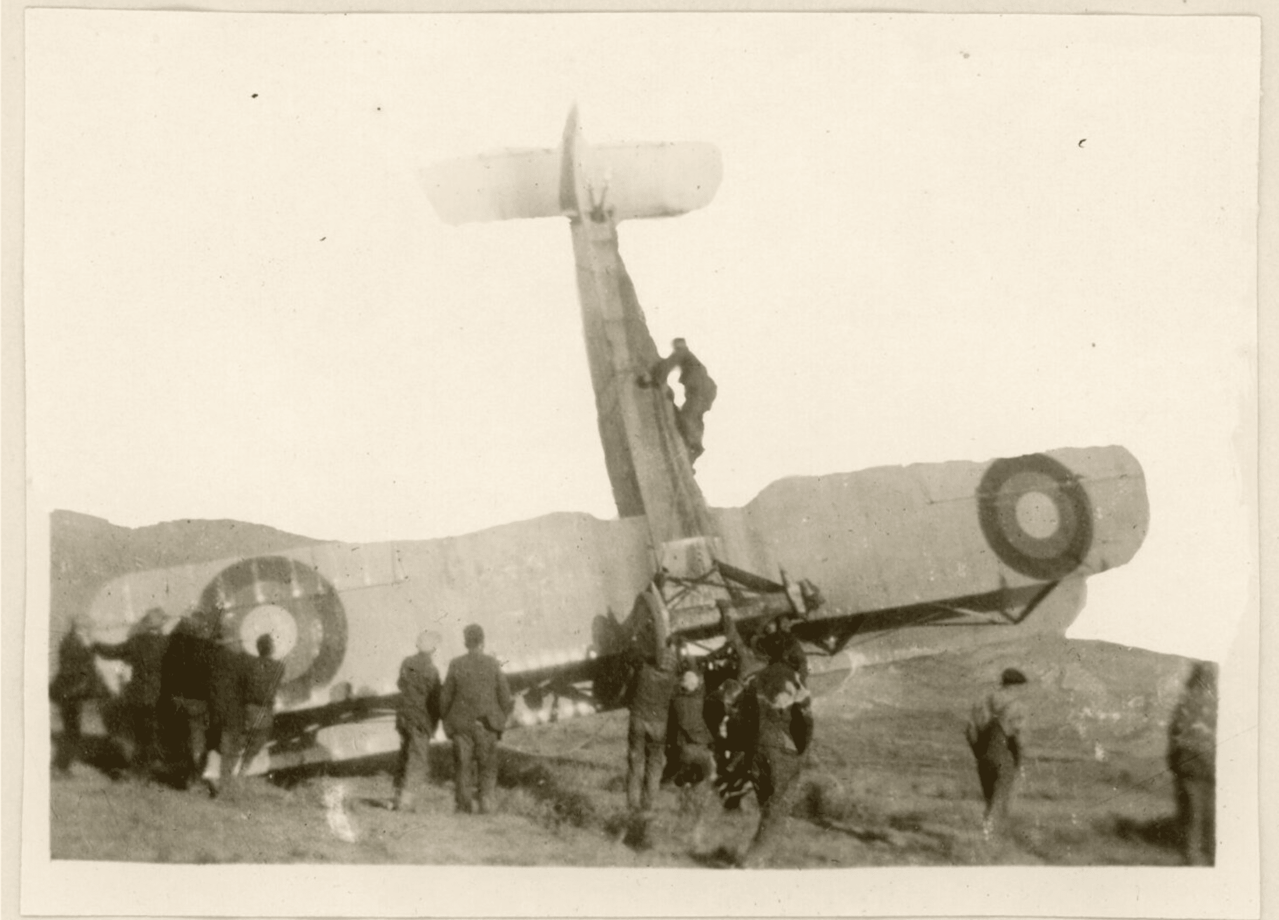 Một chiếc máy bay hạ cánh ngoài bãi đáp khi tham gia cuộc đua vào năm 1919. Ảnh: National Archives.