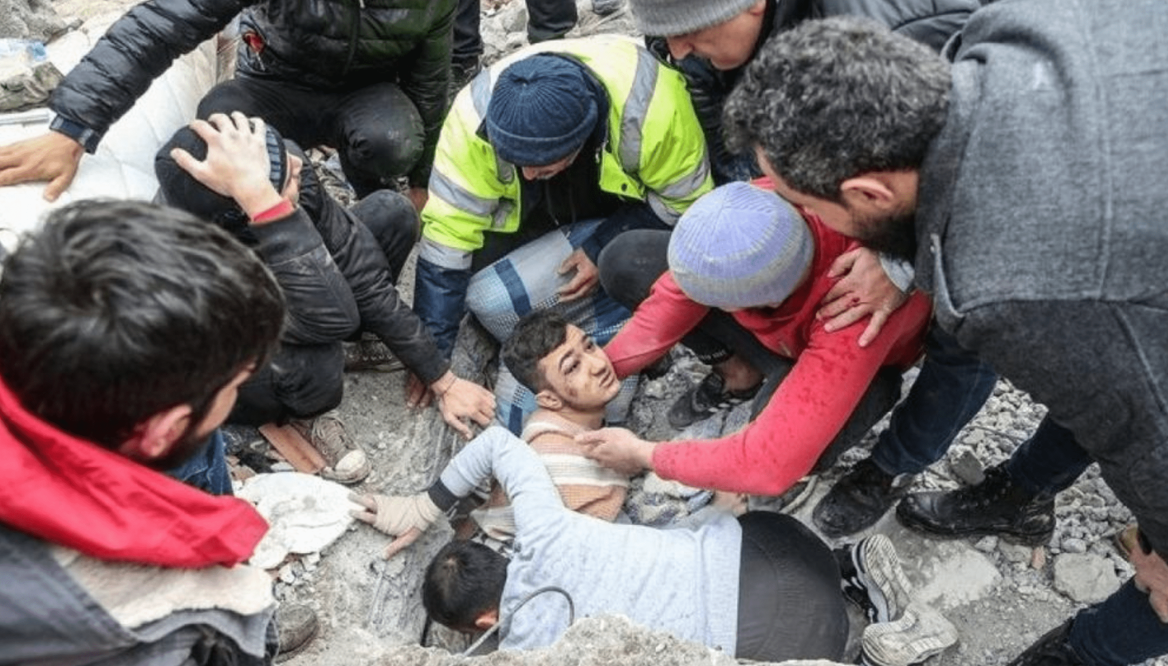 Một nạn nhân được đưa ra khỏi đống đổ nát sau vụ động đất tại Thổ Nhĩ Kỳ. Ảnh: Turkeyalaan.