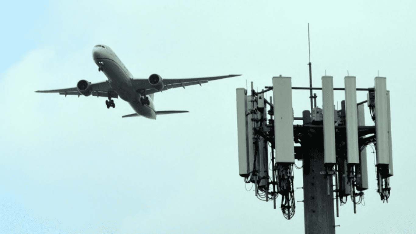 Việc này phát sinh do tín hiệu của mạng 5G có tần số gần với tín hiệu của cao độ kế trên máy bay, có thể khiến thiết bị này bị nhiễu. Cao độ kế là thiết bị đo độ cao của máy bay so với mặt đất, có vai trò quan trọng khi hạ cánh trong điều kiện thời tiết xấu. FAA nghi ngờ tín hiệu mạng 5G là một trong những yếu tố dẫn đến khoảng 100 sự cố gần đây được thống kê của thiết bị dẫn đường máy bay. FAA lo ngại những sự cố tương tự tăng cao khi các nhà cung cấp viễn thông mở rộng mạng 5G trên toàn nước Mỹ. Các tập đoàn viễn thông lớn của Mỹ dù đã tiêu tốn hàng chục tỷ USD (Verizon Communications chi 45,5 tỷ USD, AT&T chi hơn 23 tỷ USD) nhưng đã buộc phải hoãn triển khai 5G tới 2 lần vì bị ngành hàng không Mỹ phản đối, đến trung tuần tháng 1/2023 vừa qua mới chính thức triển khai một phần. Và buộc phải hoãn triển khai mạng 5G tại các khu vực gần sân bay cho tới tháng 7/2023. Để đảm bảo an toàn, ngày 9/1, FAA cho biết cơ quan này đang đề xuất yêu cầu máy bay chở khách, chở hàng tại Mỹ phải lắp đặt thiết bị lọc hoặc cao độ kế không bị ảnh hưởng bởi tín hiệu mạng 5G trước ngày 1/2/2024. Theo ước tính ban đầu của FAA, khoảng 7.993 máy bay đăng ký tại Mỹ cần điều chỉnh lại thiết bị dẫn đường, 180 máy bay cần thay cao độ kế, 820 máy bay cần lắp thêm bộ lọc để tránh nhiễu tín hiệu với tổng chi phí ước tính lên tới 26 triệu USD. Tuy nhiên, trong phản hồi mới nhất, IATA nhận định chi phí để tất cả máy bay thương mại hoạt động tại Mỹ nâng cấp thiết bị để thích ứng với mạng 5G có thể lên tới 637 triệu USD, cao hơn nhiều con số FAA dự tính. Bên cạnh đó, IATA cũng chỉ trích đề xuất này không công bằng khi bắt buộc ngành hàng không phải thanh toán chi phí nâng cấp cao độ kế trên máy bay chứ không phải Ủy ban Truyền thông Liên bang Mỹ hay các công ty viễn thông. Nguy cơ gián đoạn hàng không