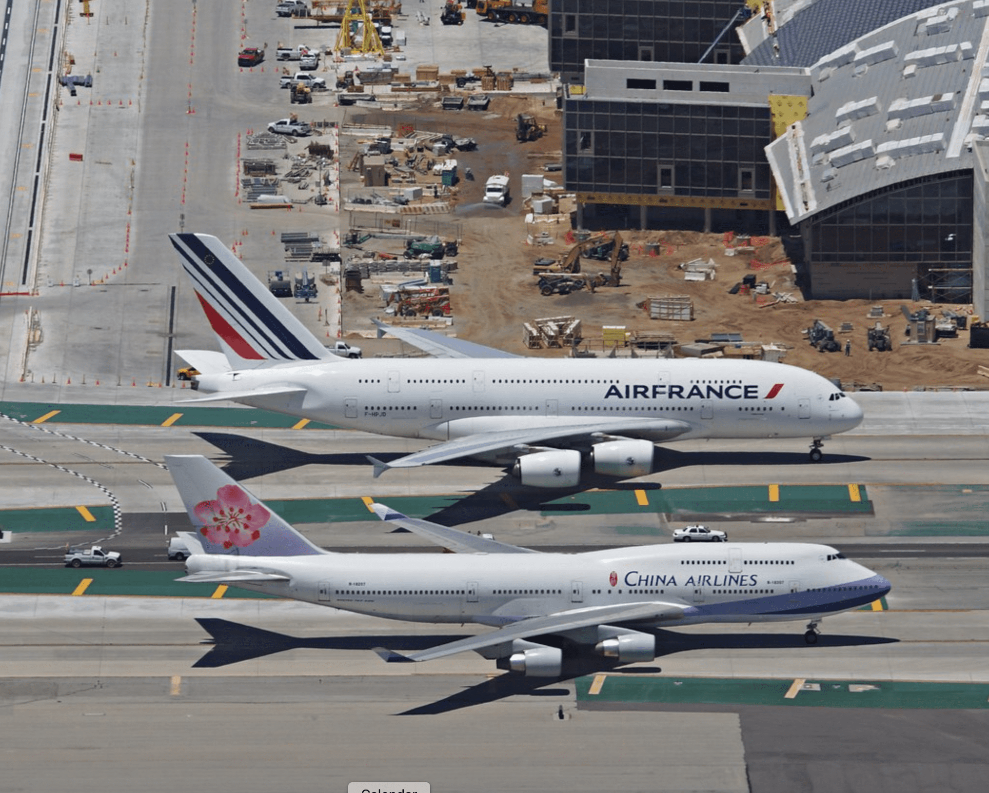 So sánh kích thước giữa Boeing 747-400 của China Airlines và Airbus A380-800 của Air France. Ảnh: Kai Hansen/Flickr