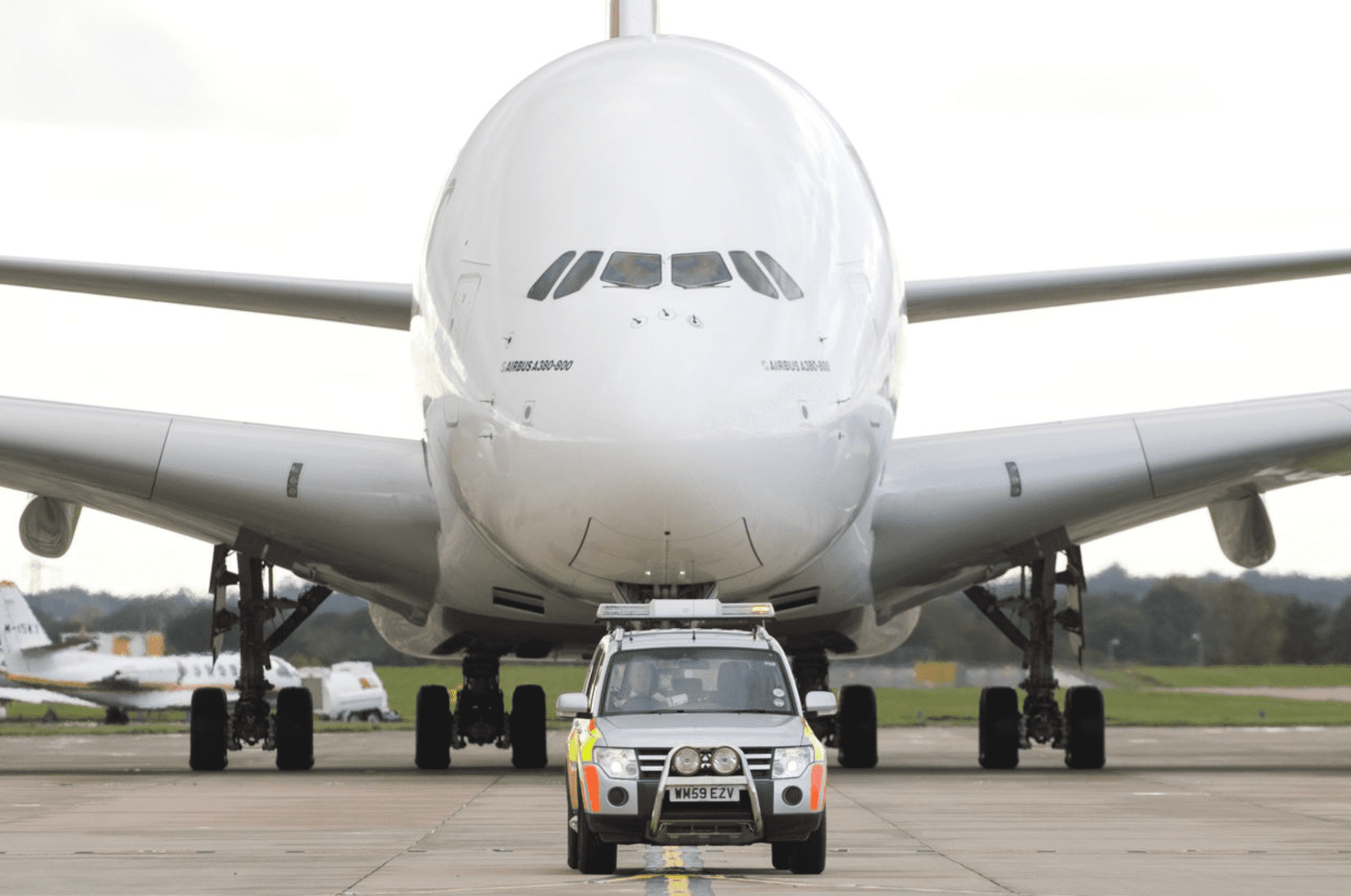 Airbus A380 của Emirates đang lăn bánh vào nhà ga tại sân bay Manchester, Anh. Ảnh: Chris Retcliffe/Bloomberg