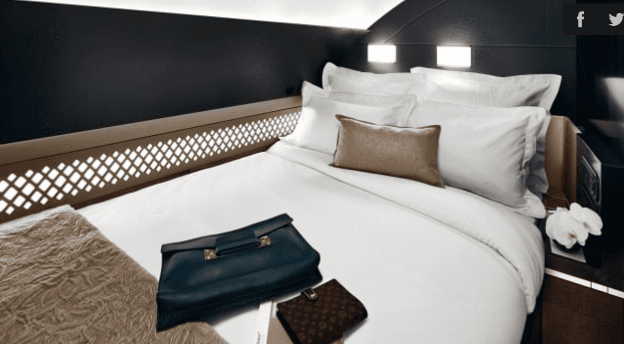 Đứng đầu danh sách là Etihad Residence, một căn hộ với không gian riêng tư tuyệt đối. Trong căn phòng này là hai chiếc ghế sofa bọc da mềm, giường đôi cùng phòng tắm riêng có vòi sen. Khách ngồi khoang này còn có quản gia riêng phục vụ. Ảnh: Etihad Airways