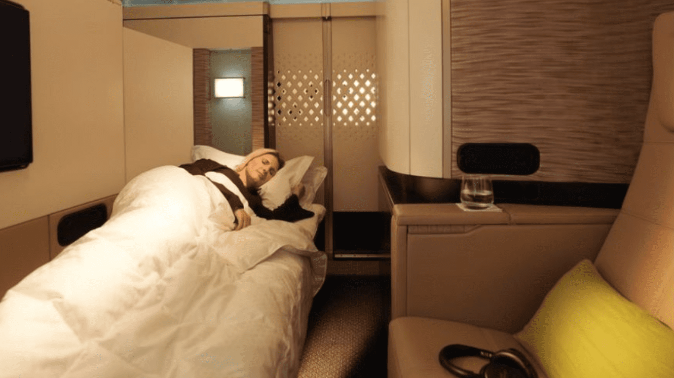 Ngoài ra, hãng cũng phục vụ khoang hạng nhất "bình thường" bên trong nhưng chiếc Airbus A380. Những căn phòng này có ghế bành bọc da màu bơ, giường riêng và tường cao để tạo không gian riêng tư. Ảnh: Etihad Airways