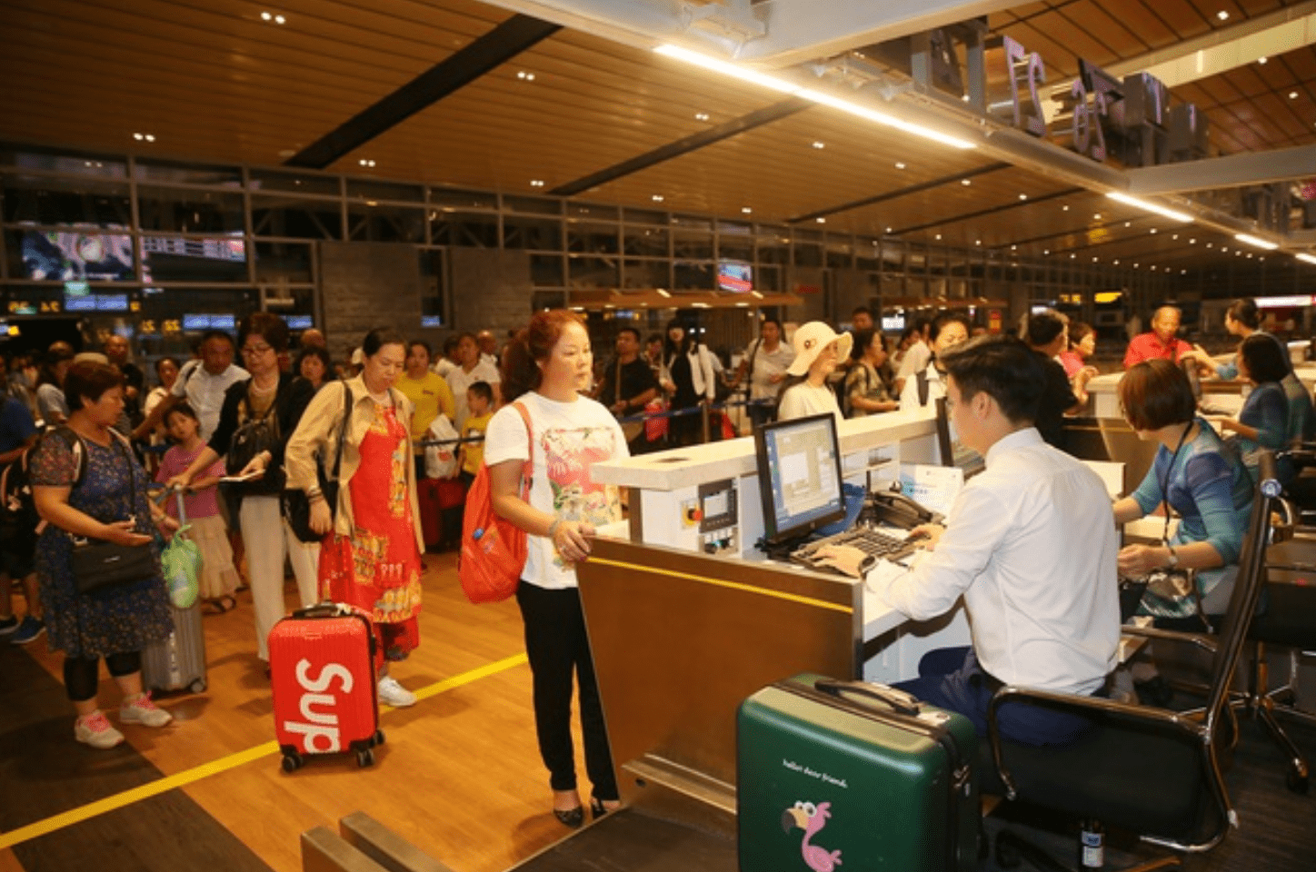 Hành khách làm thủ tục chuyến bay tại Cảng hàng không quốc tế Vân Đồn