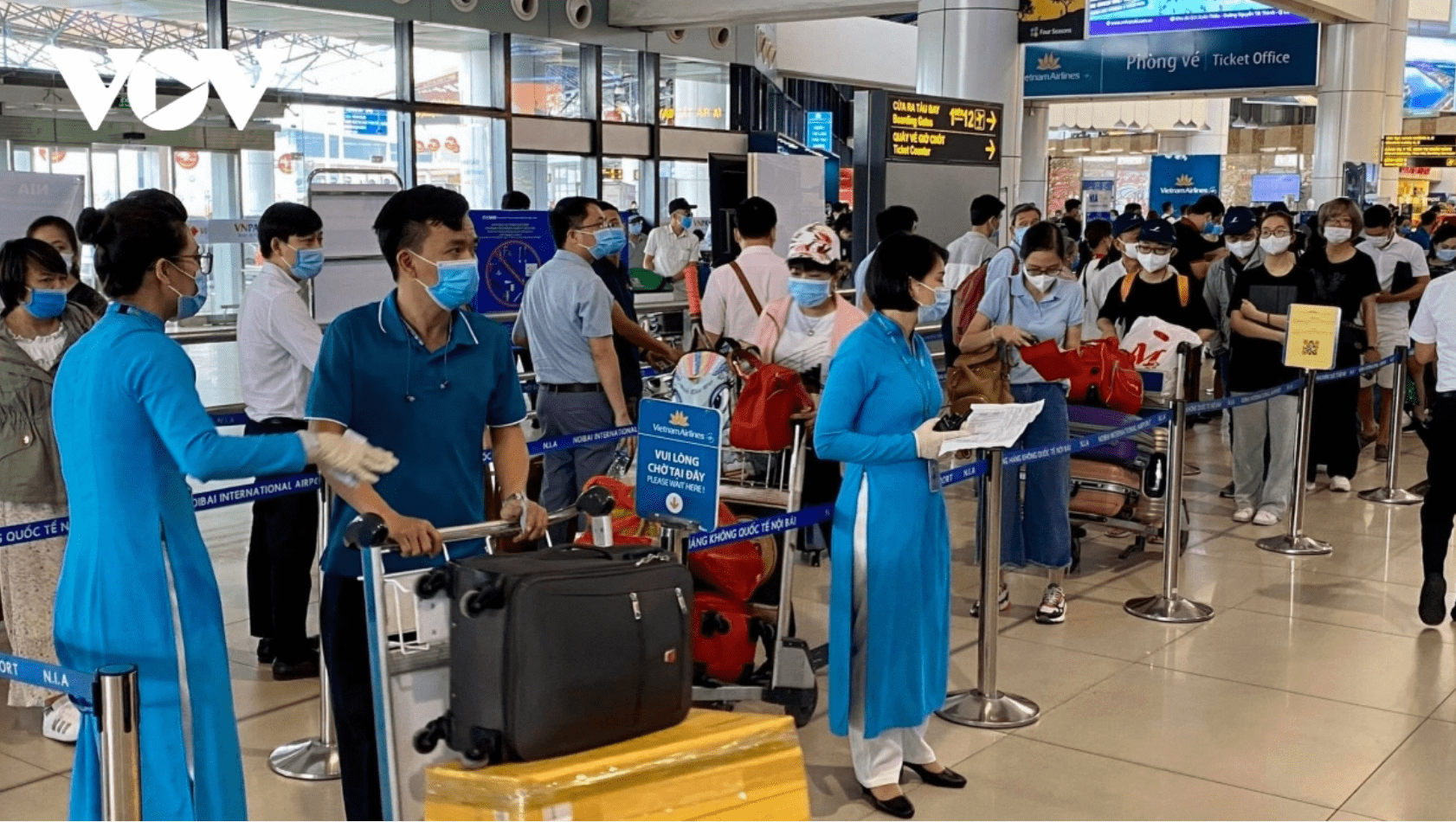 Hành khách làm thủ tục tại sân bay Nội Bài