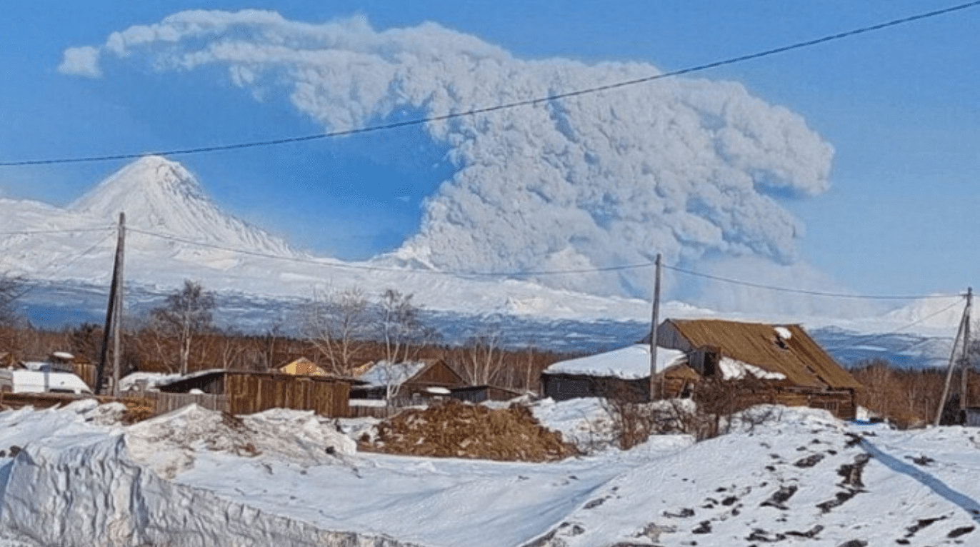 Núi lửa Bezymianny, bán đảo Kamchatka, Nga phun trào tro bụi (Ảnh: Telegram)