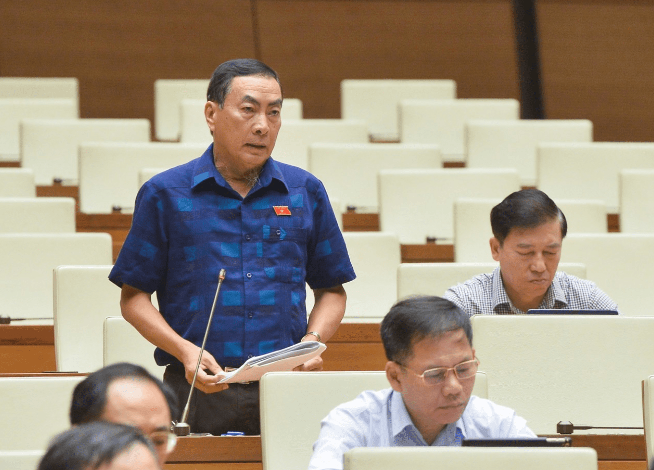 Đại biểu Phạm Văn Hòa phát biểu tại phiên họp