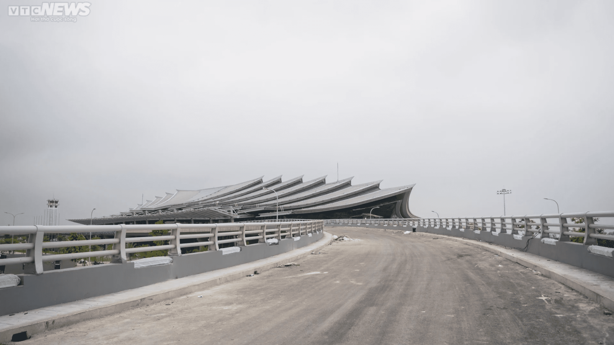 Điểm nhấn của nhà ga T2 Cảng Hàng không Quốc tế Phú Bài đó là được xây dựng theo phong cách kiến trúc cung đình Huế với các lớp mái chồng xếp lên nhau, thể hiện khát vọng vươn lên.
