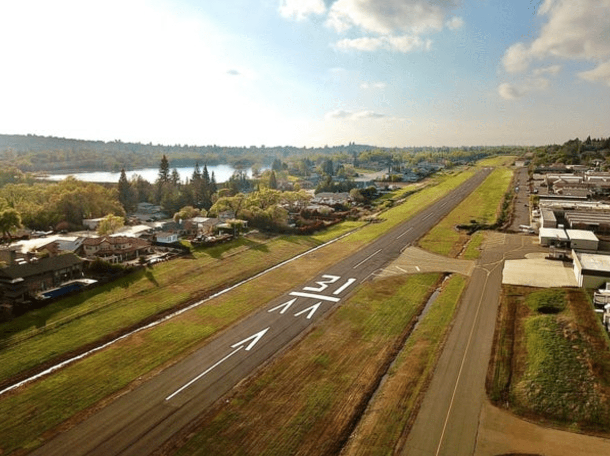 Những căn nhà của Cameron Airpark Estates nằm dọc hai bên đường băng của sân bay Cameron. Ảnh: Cameron Airport