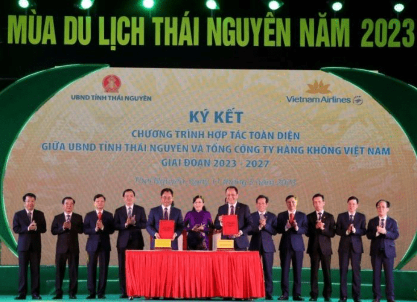 Ông Lê Hồng Hà, Tổng giám đốc Vietnam Airlines và ông Trịnh Việt Hùng, Chủ tịch UBND tỉnh Thái Nguyên ký kết và trao đổi biên bản hợp tác toàn diện.
