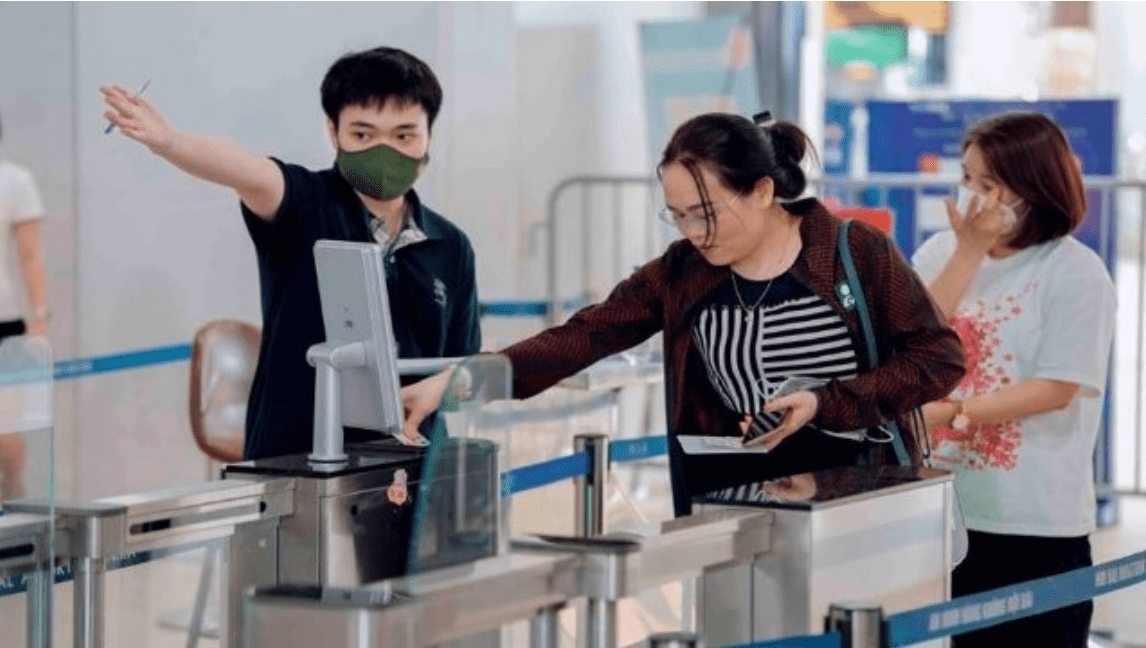 Trước đó, sân bay Nội Bài (Hà Nội), Phú Bài (Huế) và sân bay Vân Đồn đã triển khai thí điểm sử dụng xác thực sinh trắc học với hành khách đi máy bay