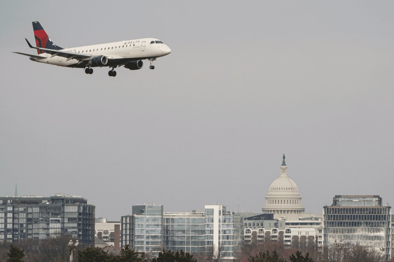 Giá vé máy bay quốc tế có thể sẽ tiếp tục tăng trong vòng 10-15 năm tới. Ảnh: Reuters.