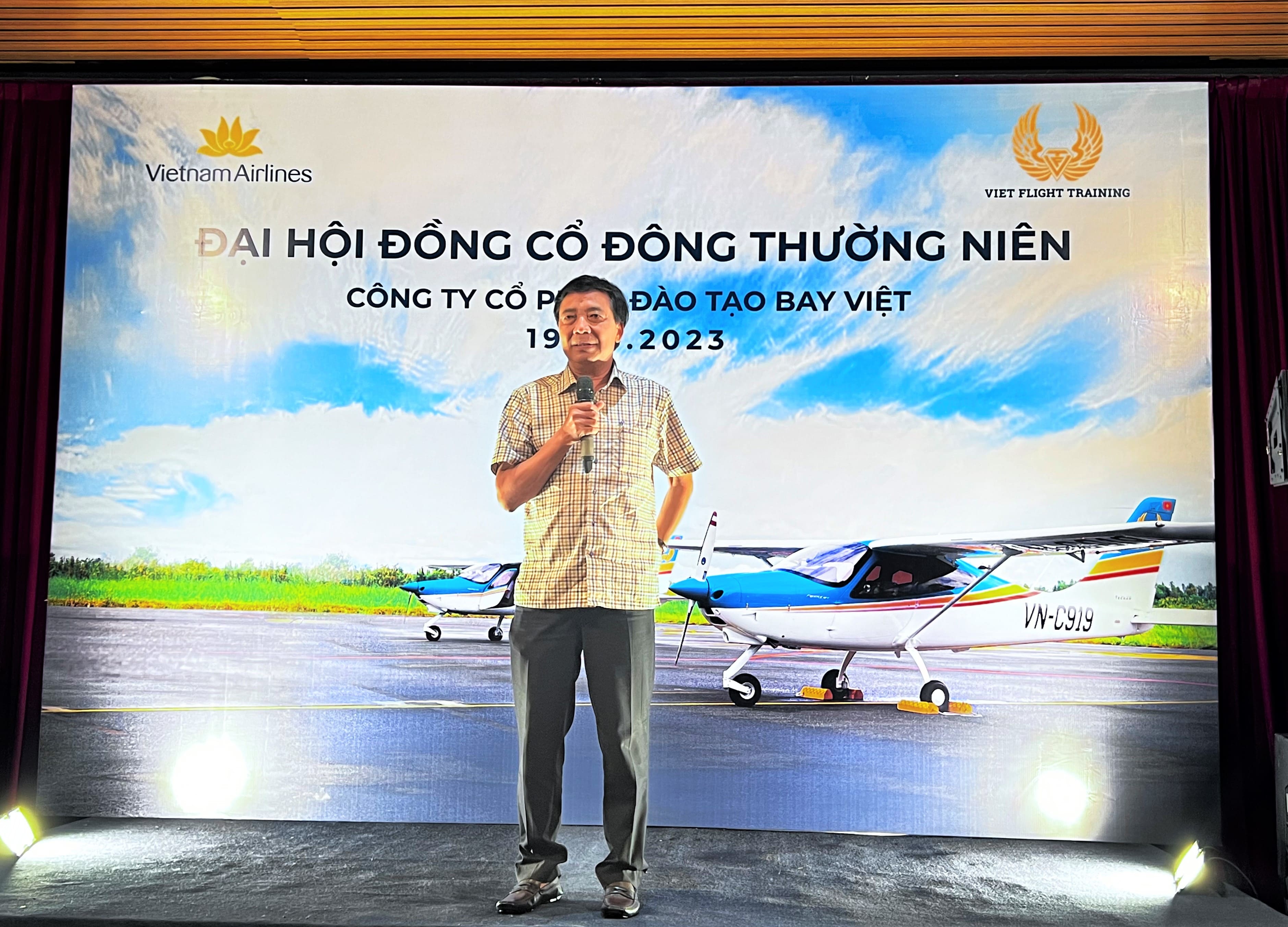 Cơ trưởng Nguyễn Hồng Lĩnh - Nguyên chủ tịch Hội đồng quản trị - phát biểu chia tay kết thúc nhiệm kì