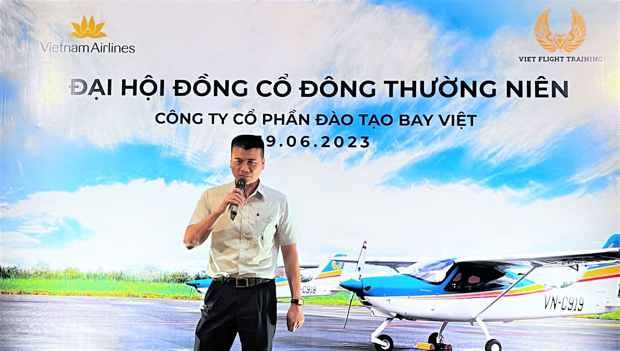 Cơ trưởng Tô Ngọc Giang - Phó TGĐ Tổng Công ty HKVN, Tân chủ tịch HĐQT Công ty Bay Việt - phát biểu tại Đại hội.