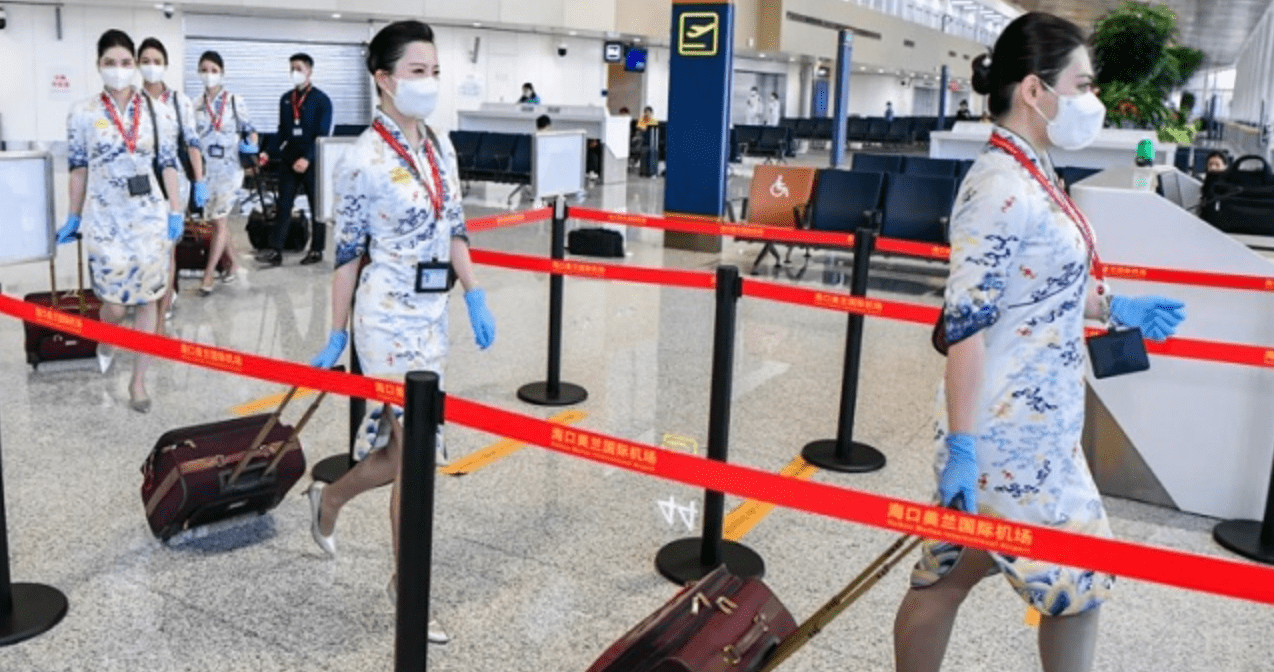 ác tiếp viên hàng không của Hainan Airlines chuẩn bị lên máy bay tại sân bay Quốc tế Meilan Hải Khẩu, Trung Quốc. Ảnh: Getty Images