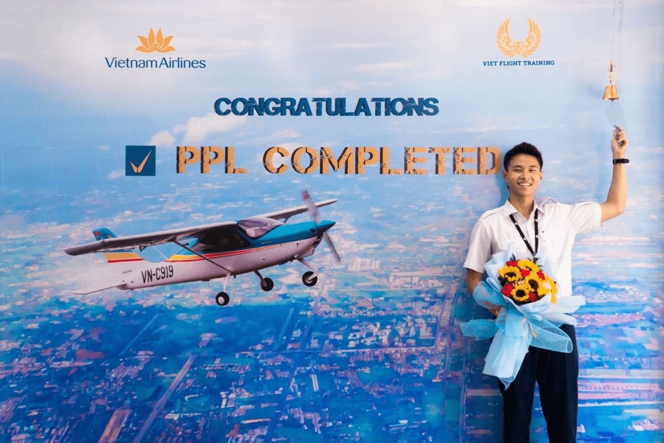 Học viên Nguyễn Gia Nam lớp PPL01 rung chuông vàng đánh dấu cột mốc hoàn thành khóa học PPL. Ảnh: Bay Việt